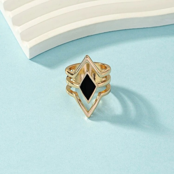 5/20$ Yellow Gold Geometric Decor Ring ♠️ - Picture 2 of 3